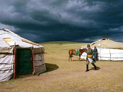 Jurtencamp in grüner Steppe auf Mongolei-Reise