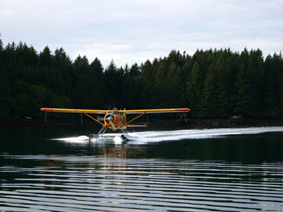 Wasserflugzeug bei Landung auf einem See in Alaska