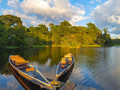 Kanus für eine Ausflugfahrt in Ecuador