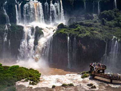 Iguazu-Wasserfälle – Ausblick von der Besucherplattform