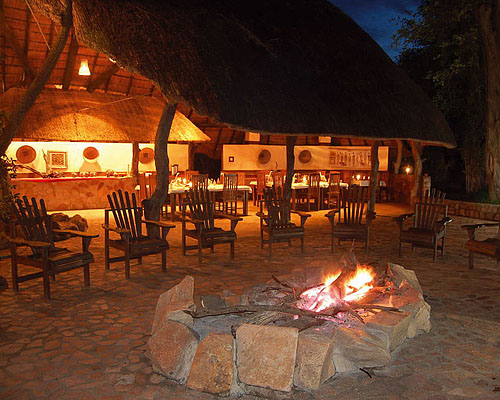 Lagerfeuer bei der Kafunta Safari Lodge am Luangwa-Nationalpark von Sambia (c) Anke Cowan