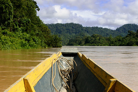 Bootsfahrt mit dem Langboot auf Borneo-Rundreise
