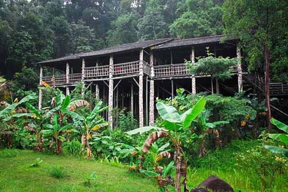 Langhaus der Borneo-Ethnien
