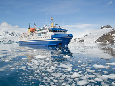 Das Expeditionsschiff Ocean Nova in der Antarktis
